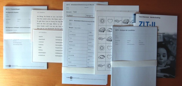 Foto der einzelnen Testbestandteile wie Auswertungsbogen und Lesetexte